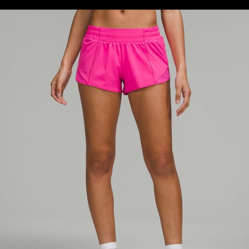 Lululemon hotty hot low rise 2.5” shorts